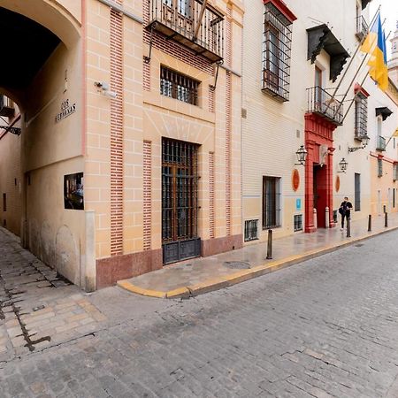 Bonito Callejon En La Juderia By Thegoodtourist Sevilla Buitenkant foto