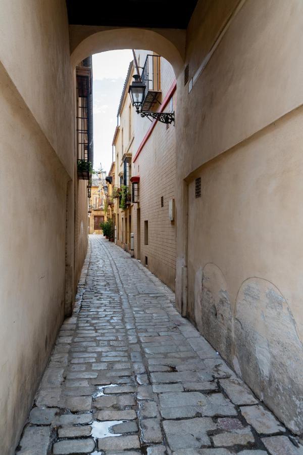 Bonito Callejon En La Juderia By Thegoodtourist Sevilla Buitenkant foto