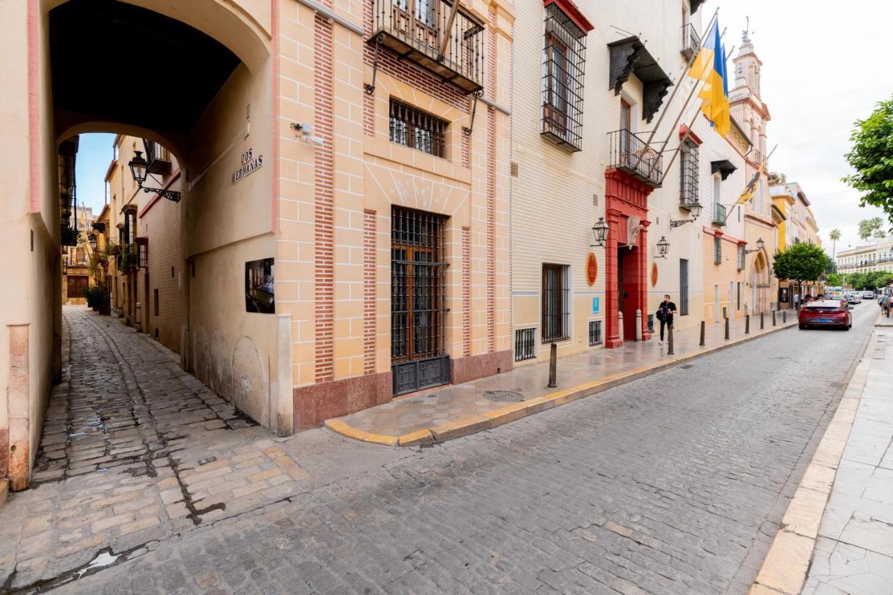 Bonito Callejon En La Juderia By Thegoodtourist Sevilla Buitenkant foto