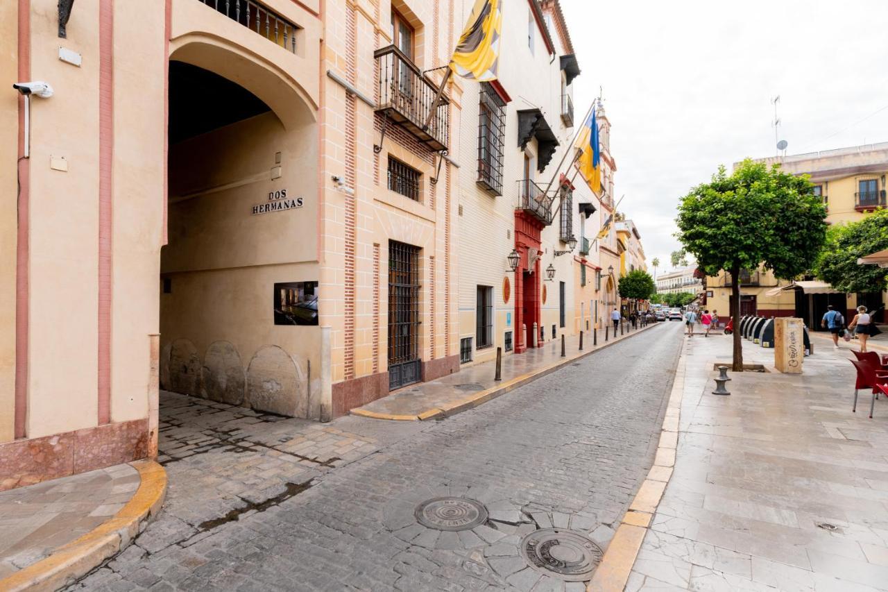 Bonito Callejon En La Juderia By Thegoodtourist Sevilla Buitenkant foto